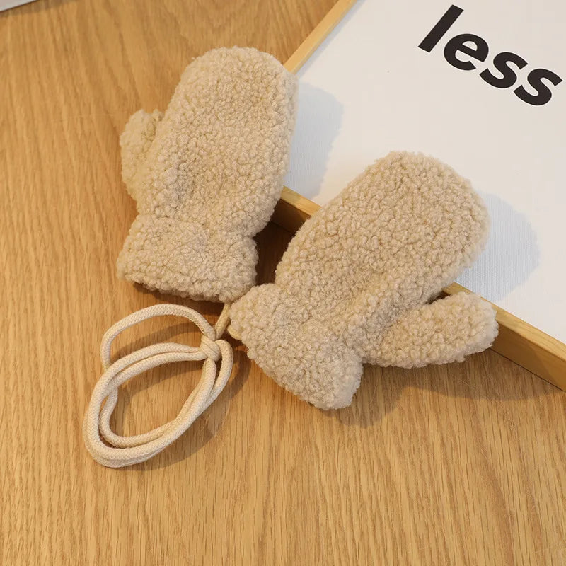 Bäriges Winterset für Babys: Kuschelschal & Handschuhe